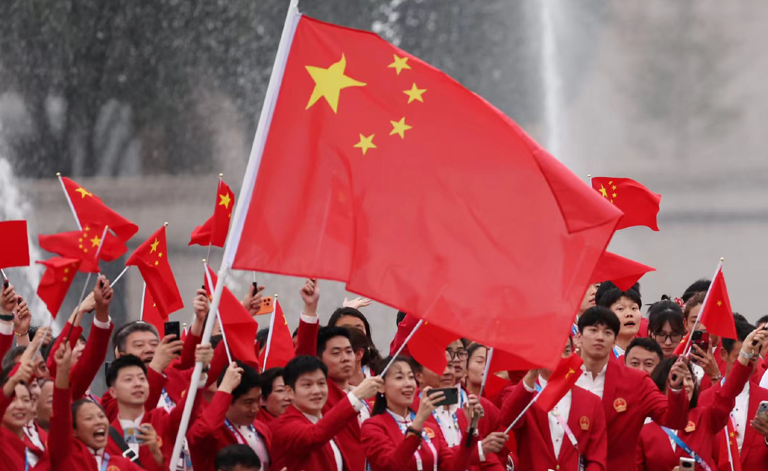 拼搏赛场，荣耀共享